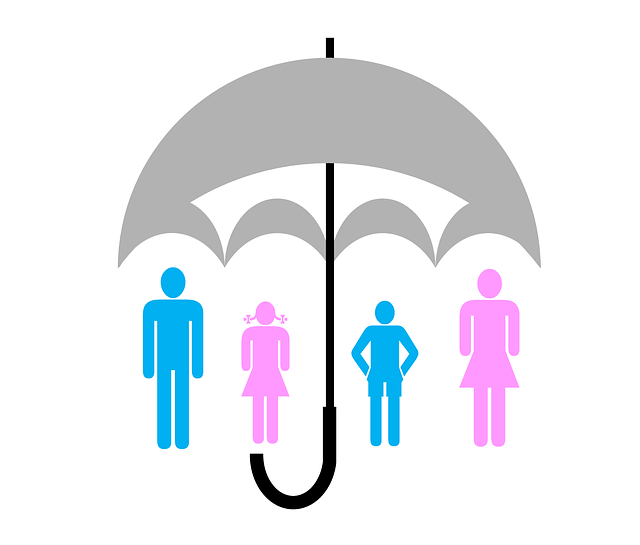 Famille protégée sous un parapluie