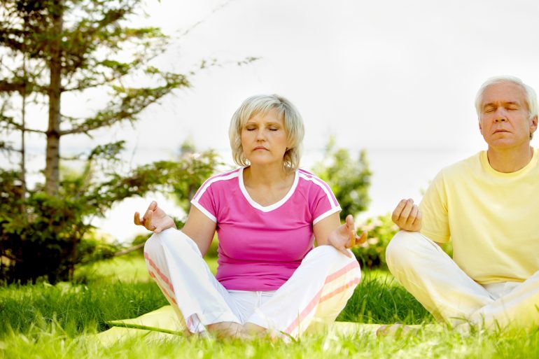 Couple de seniors pendant une séance de yoga