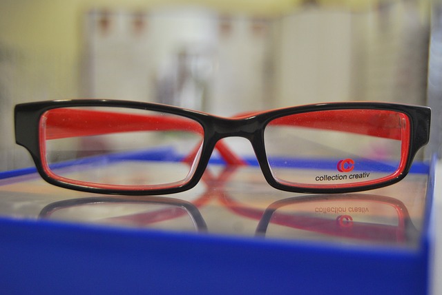 Paire de lunettes rouges sur une table
